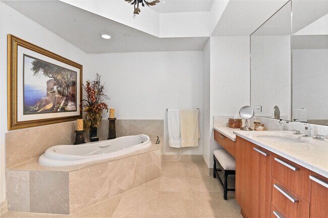 Building Photo - 2650 Lake Shore Dr