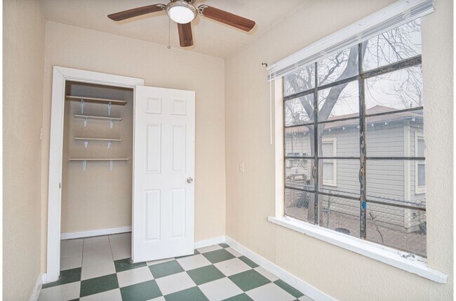 Building Photo - 928 Poinsettia St