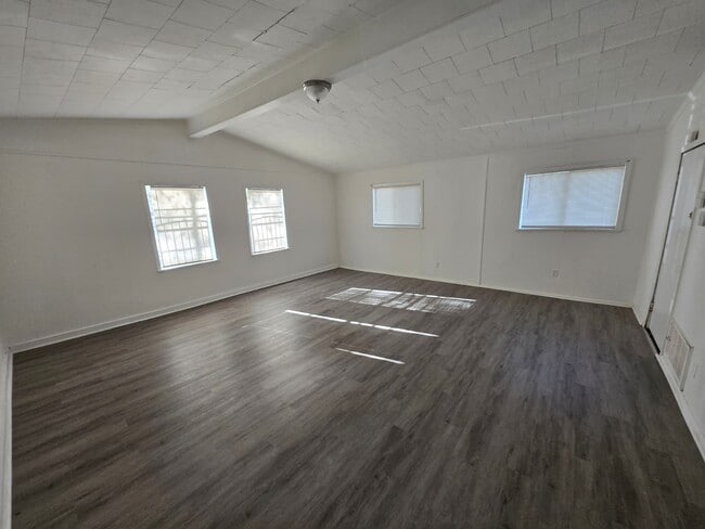 Building Photo - 3230 Ridgeland Dr