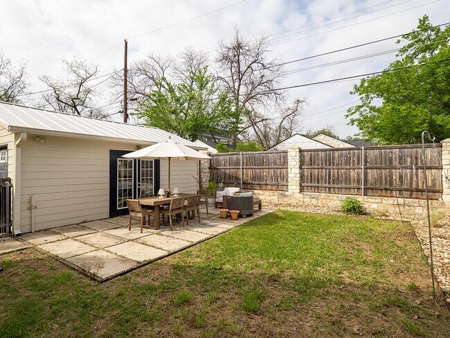 Building Photo - 1026 E 44th St