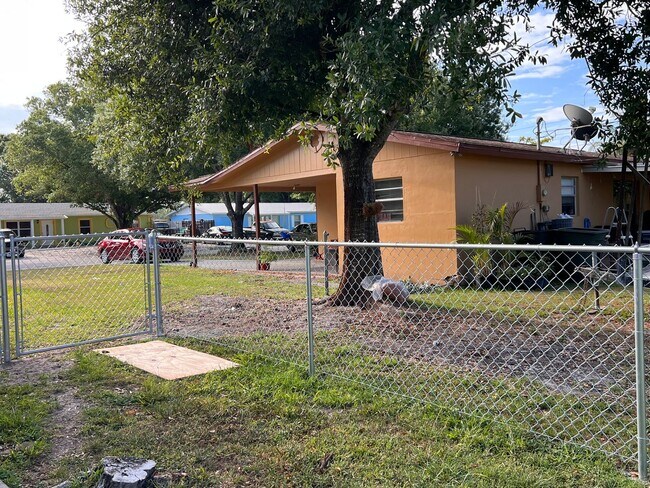 Building Photo - 3 BEDROOM, 2 BATH HOME IN THE HEART FORT P...