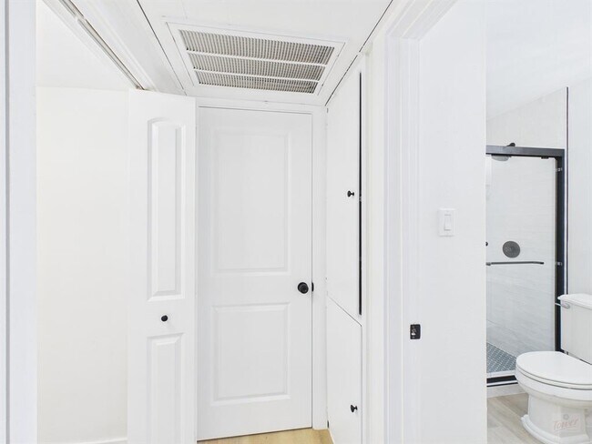 Building Photo - 2124 Burton Dr