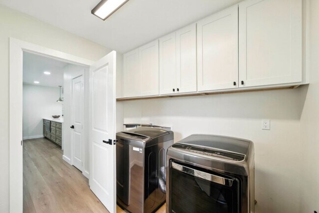 Building Photo - 10907 Olympia Dr