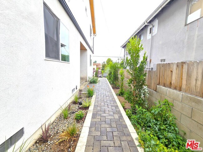 Building Photo - 2516 Malabar St