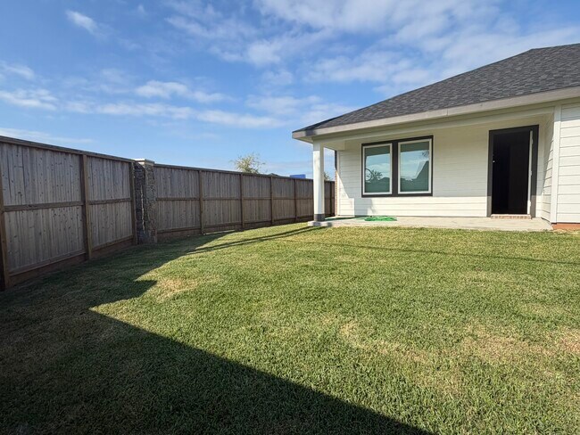 Building Photo - 523 Robin Ct