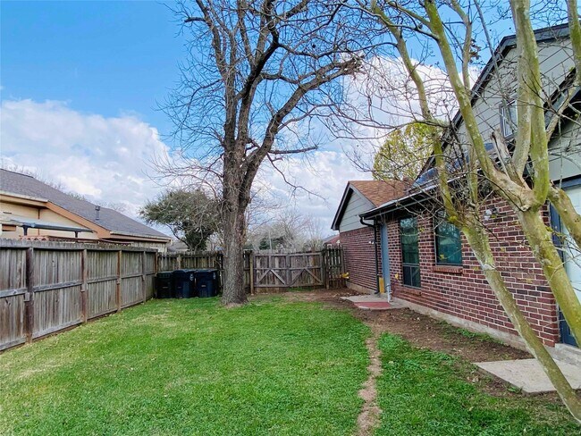 Building Photo - 2001 Highland Hills Dr