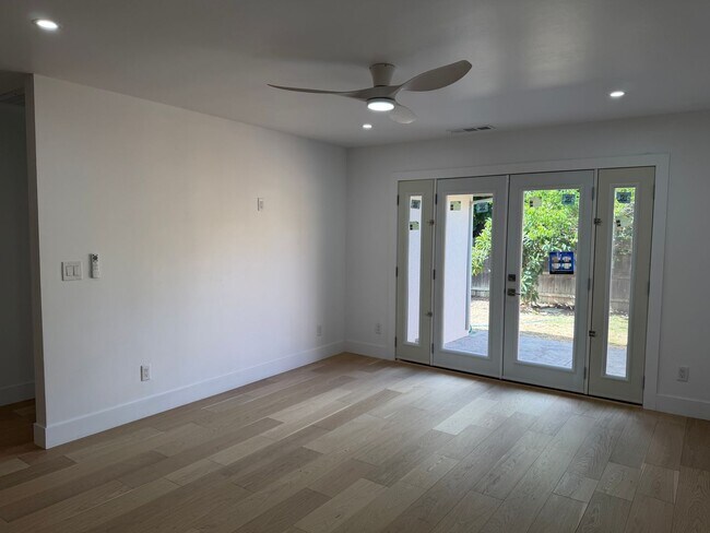 Building Photo - Fully Remodeled 3 Bedroom/ 2 Bathroom Duplex w/ Modern Finishes & Private Yard!