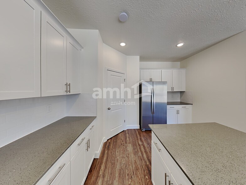 Building Photo - 4292 N Poplar St