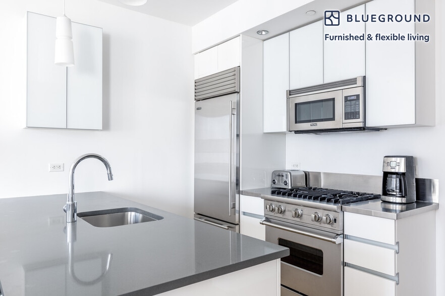 Building Photo - 550 W 54th St