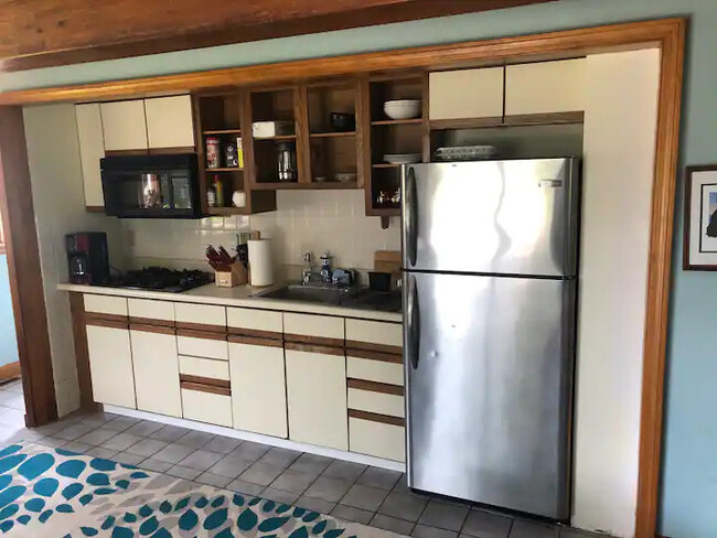 Kitchen with gas stove and microwave - 1296 Drift Rd