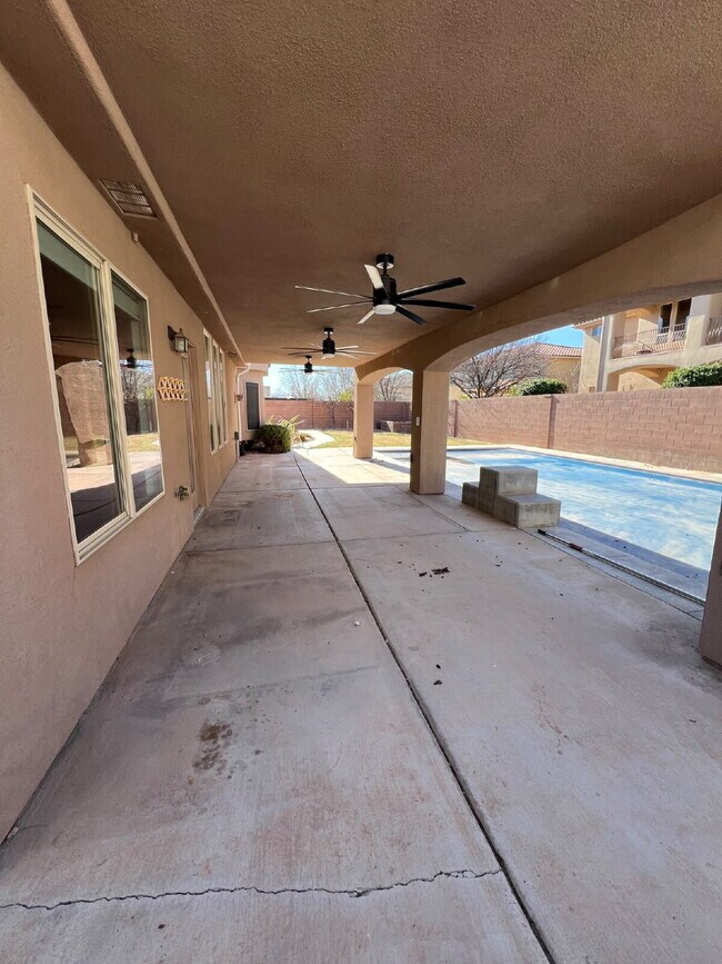 Building Photo - "Spacious 5-Bedroom Oasis with 3 Full Baths in Beautiful St. George – 2,998 Sq. Ft. of Comfort!"