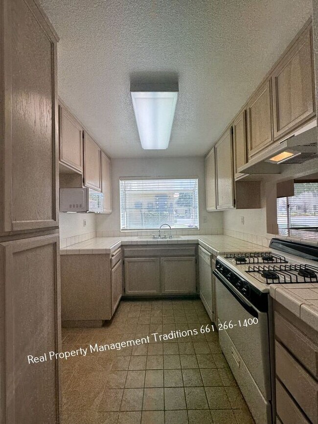 Building Photo - Stylish 3 Bed 2 Bath