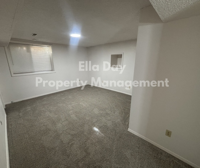 Building Photo - 2006 S White Oak Dr