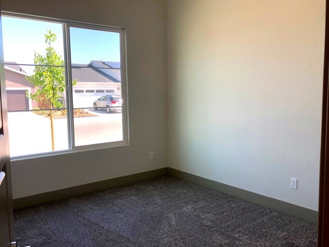 Building Photo - $2,695 Ashlan & Armstrong, 4 Bedroom - E. ...