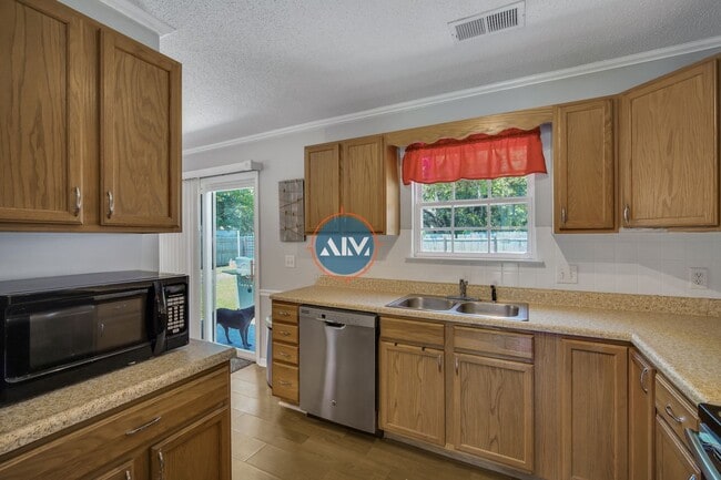 Building Photo - Beautiful 3 Bed 2 Bath Home located in his...