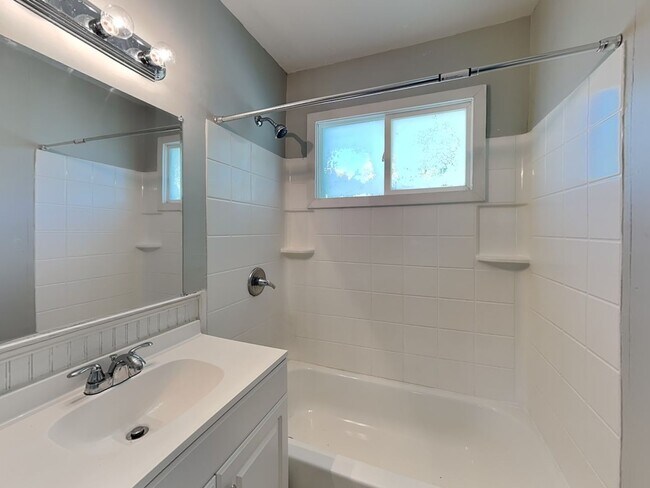 Building Photo - Beautiful 4BR 1BA Home w/  Granite Counters, Stainless Steel Appliances and Big Backyard in Grand...