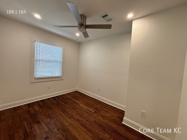 Building Photo - Renovated 1 Bed + Den Townhome in South Plaza