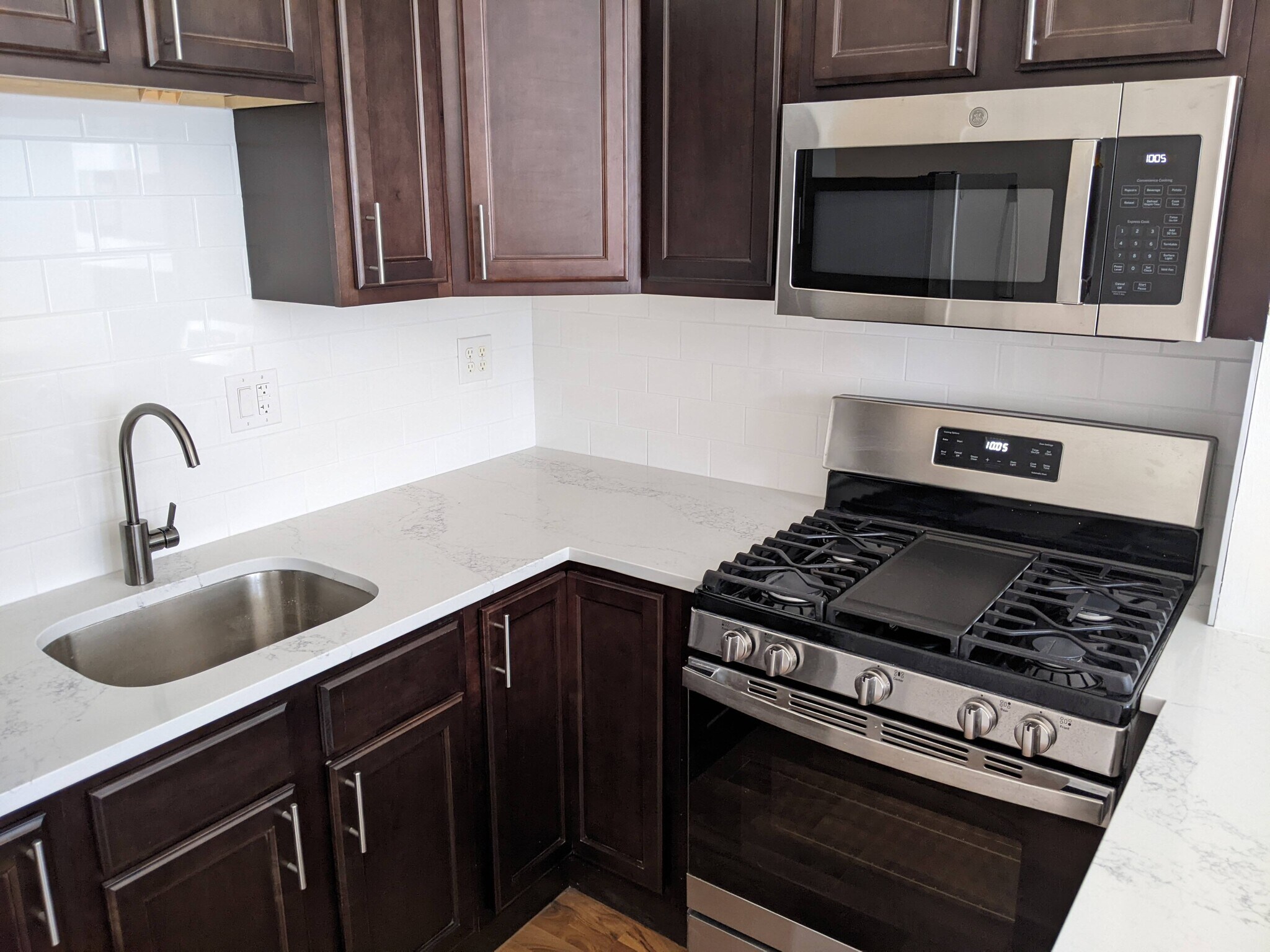 Gas stove with griddle - 1912 9th St NW