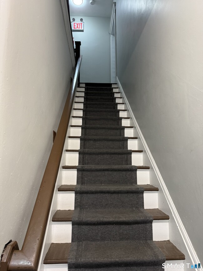 Building Photo - 483 Barnum Ave