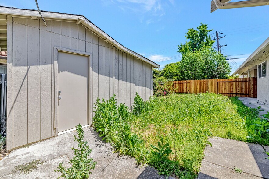 Building Photo - 6941 Golf View Dr