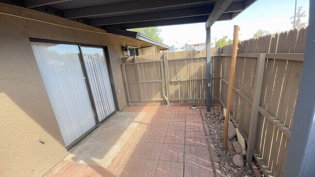 Building Photo - 2 Bedroom 1 Bath Condo in Desirable Chandl...