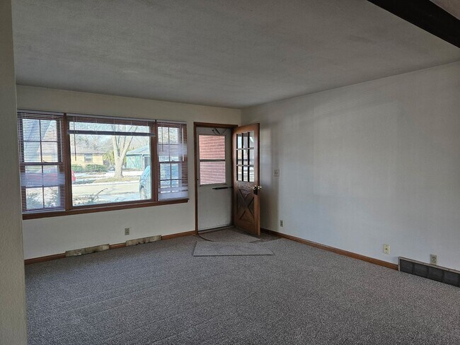 Building Photo - '011