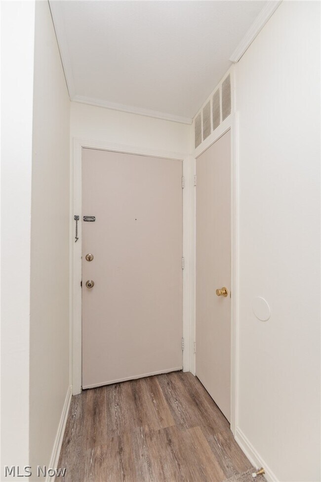 Building Photo - 7020 Carriage Hill Dr