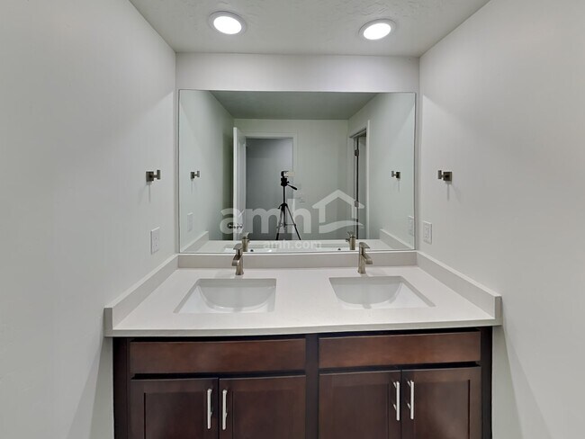 Building Photo - 251 N Dry Crk Rd