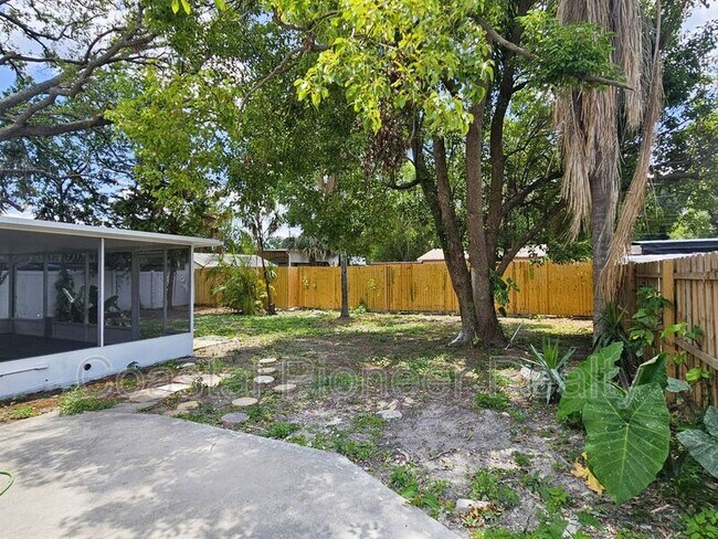 Building Photo - 2221 E Annie St
