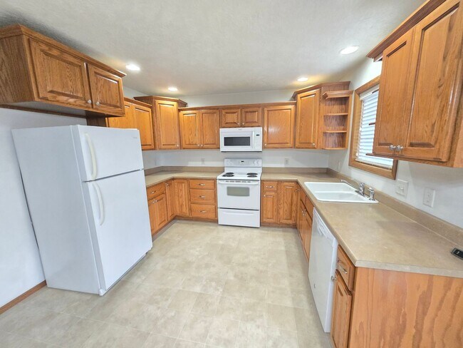 Building Photo - Spacious West Sioux Falls Twinhome with Gr...