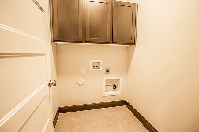 Building Photo - 8013 N Hibiscus Ln