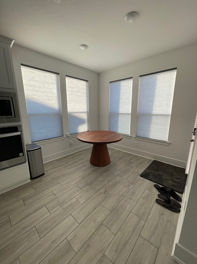 Building Photo - 15623 Roscobie Park Dr