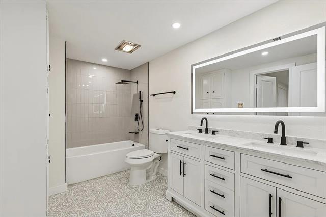 Building Photo - 1704 Venetian Cir