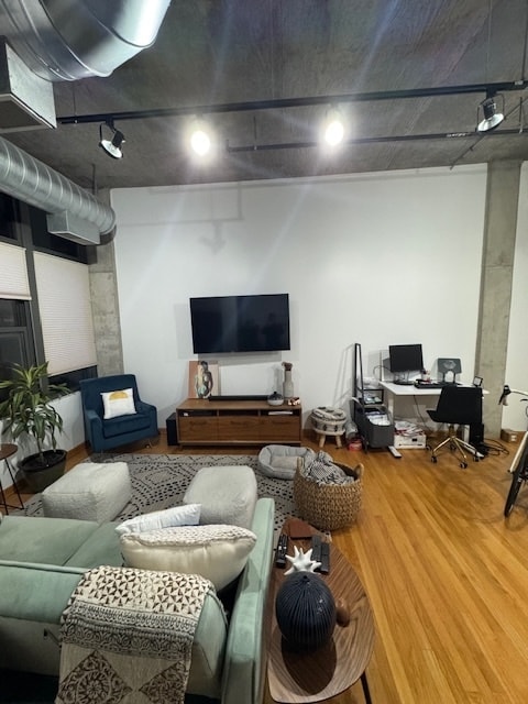 Building Photo - 900 N Kingsbury St