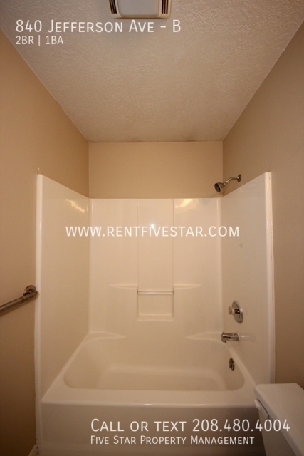 Building Photo - Charming 2 Bedroom 1 Bathroom Upstairs Apa...