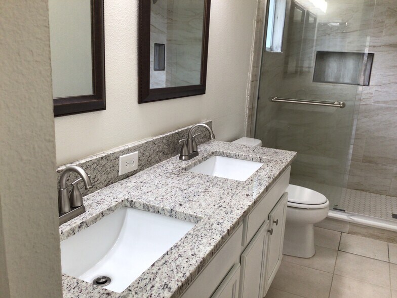 Building Photo - 715 Somerstone Dr