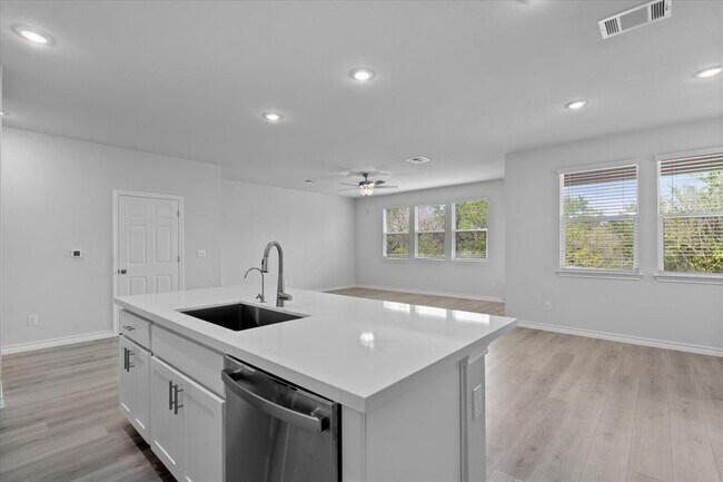 Building Photo - 4712 Plum Peach Bend