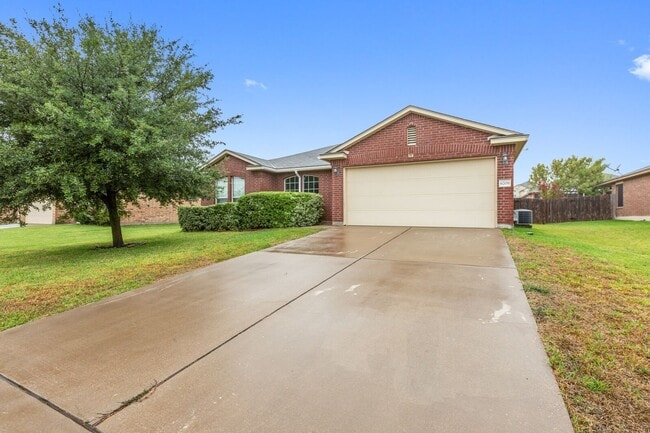 Building Photo - Open Concept living in MIDWAY ISD