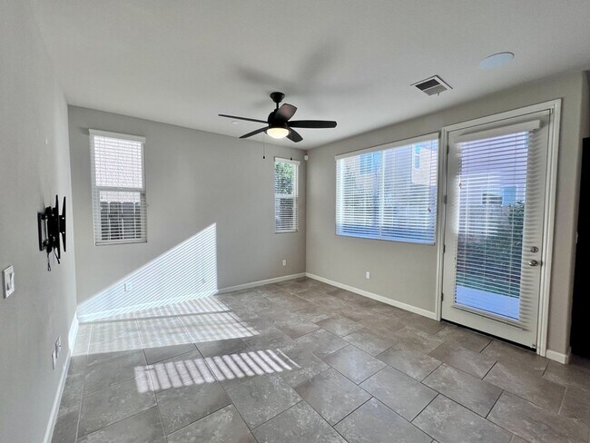 Building Photo - $2,195 DeWolf & Barstow, 3 Bedroom House - Clovis / Community Pool + Neighborhood Parks