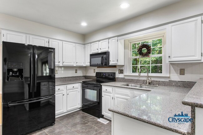 Building Photo - WONDERFUL WOODLAKE HOME WITH 1ST FLOOR BED...
