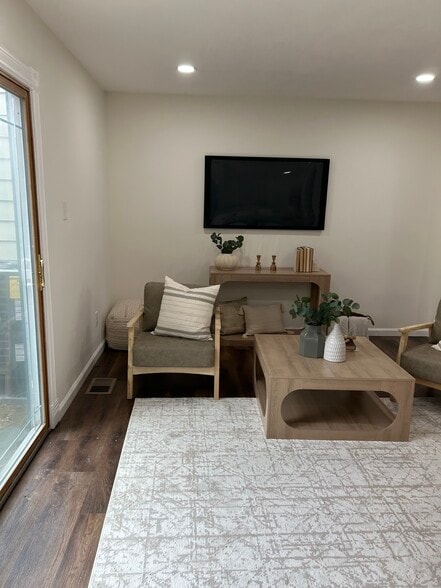 Building Photo - 196 Key Pky