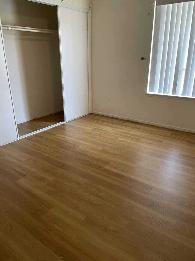 Building Photo - 3BD/2BA Single Family Home with POOL! –  $...
