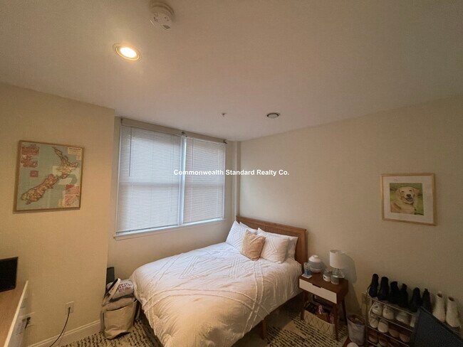 Building Photo - 550 E 3rd St