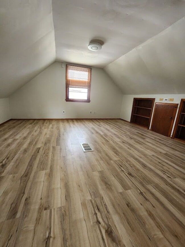 Building Photo - Don't miss the opportunity to rent this be...