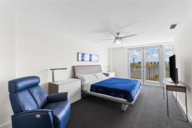 Building Photo - 800 N Tamiami Trl