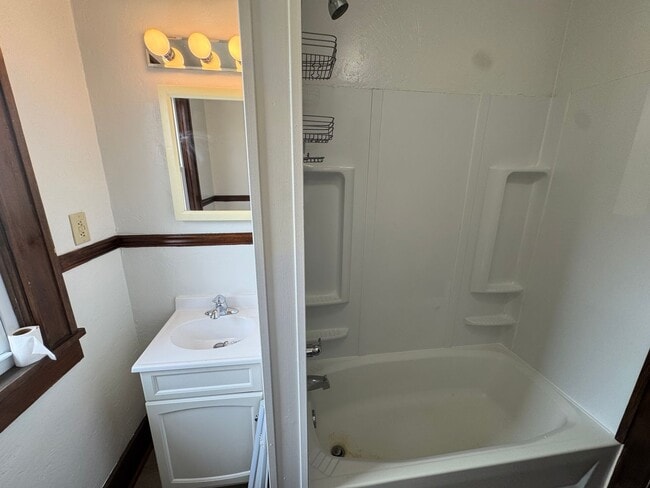 Building Photo - For Rent – Pet-Friendly 2 Bed, 1 Bath Town...
