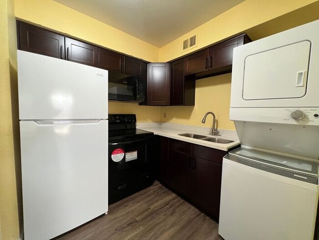 Building Photo - Freshly remodeled 2-bedroom, 1-bath unit!