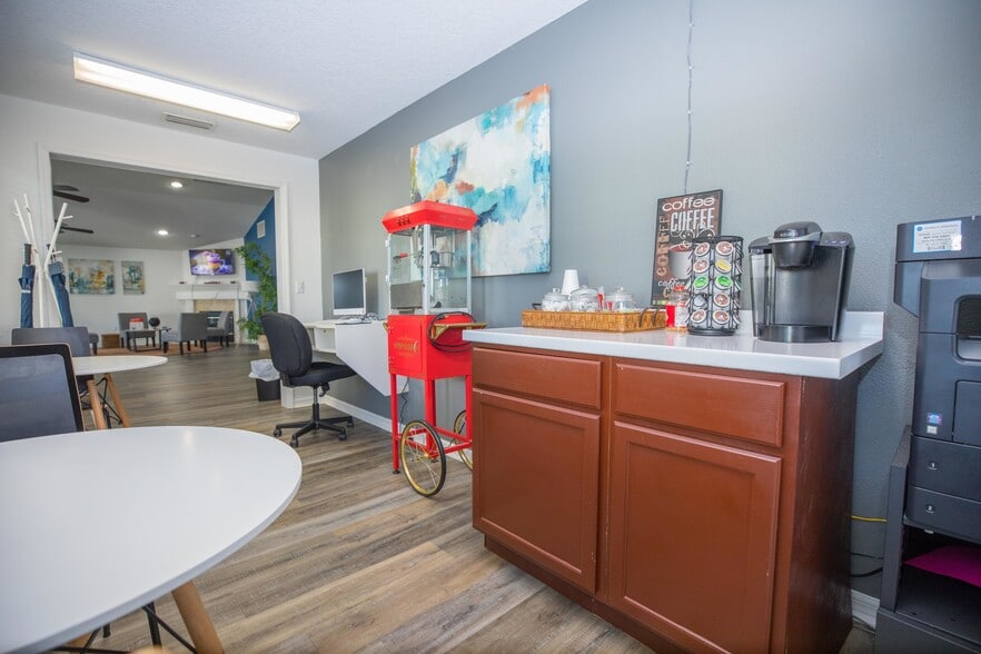Primary Photo - Oakview Landing Apartments