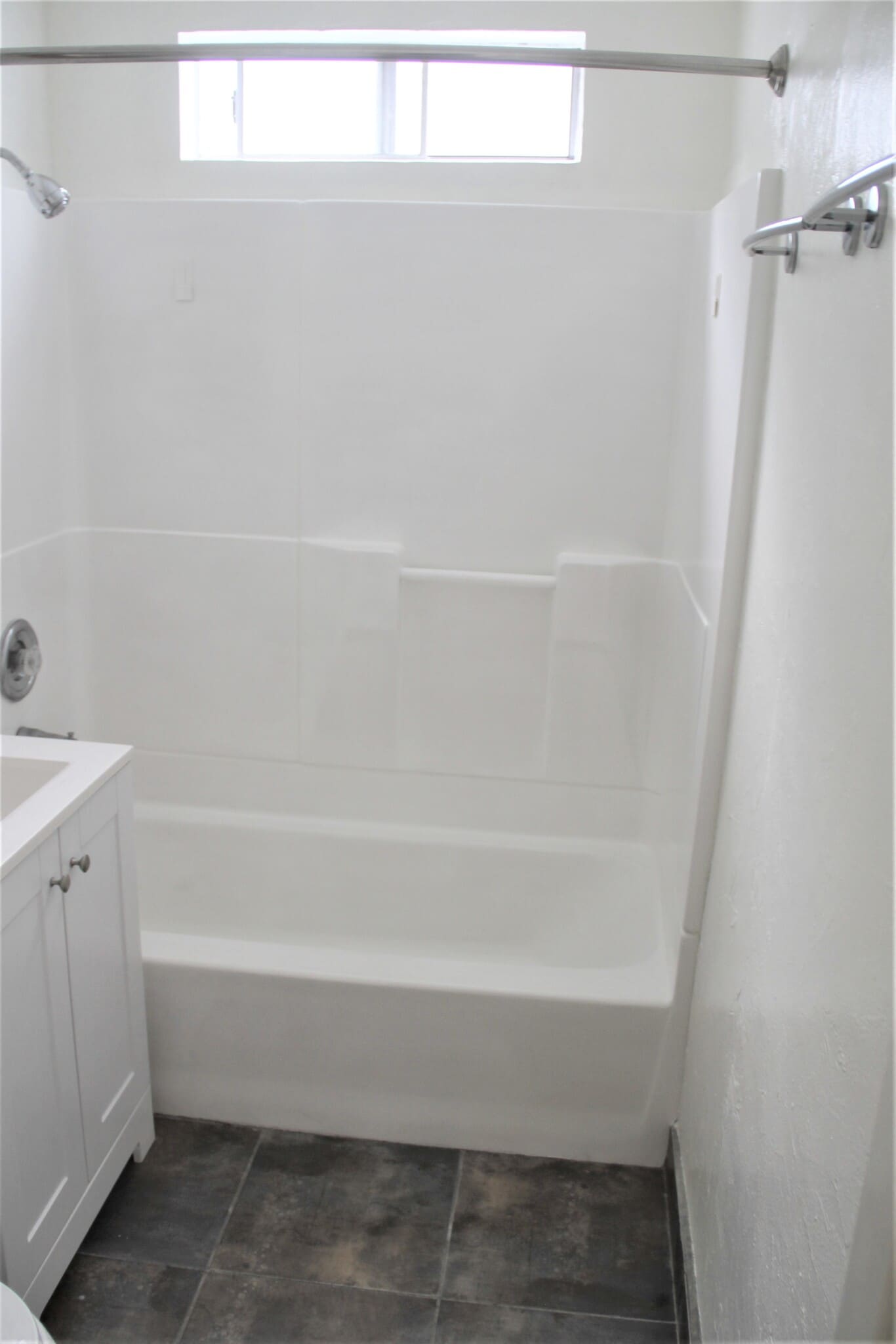 Full Bath - 3960 Haines St