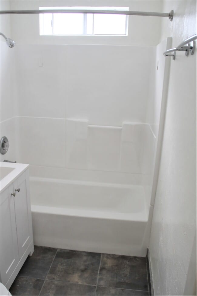 Full Bath - 3960 Haines St